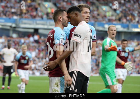 Burnley's Phillip Bardsley (sinistra) e il Manchester United Rashford Marcus scontro durante il match di Premier League a Turf Moor, Burnley. Foto Stock