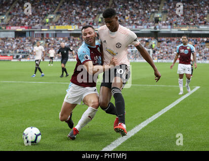 Burnley's Phillip Bardsley (sinistra) e il Manchester United Rashford Marcus scontro durante il match di Premier League a Turf Moor, Burnley. Foto Stock