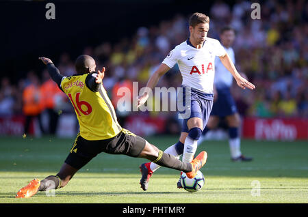 Watford's Abdoulaye Doucoure (sinistra) e Tottenham Hotspur Harry Winks battaglia per la palla durante il match di Premier League a Vicarage Road, Watford. Foto Stock