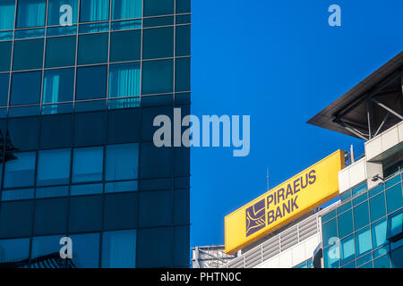 Belgrado, Serbia - Agosto 13, 2018: il Logo del Pireo Banl sulla loro sede locale per la Serbia. Piraeus Bank è uno dei leader greci le banche retail Foto Stock