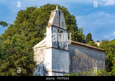 Vecchio abbandonato in pietra per la Chiesa in PALIÀ PERITHIA presso il monte Pantokrator, l'isola di Corfù, Grecia. Palià Perithia è un villaggio fantasma sul lato nord o Foto Stock