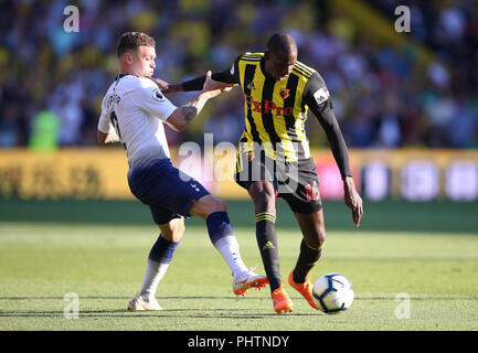 Tottenham Hotspur's Kieran Trippier (sinistra) e Watford's Abdoulaye Doucoure battaglia per la palla durante il match di Premier League a Vicarage Road, Watford. Foto Stock