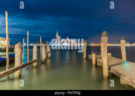 Vista panoramica di San Giorgio e Chiesa Isola della Giudecca, come visto durante la notte da Piazza San Marco nel quartiere Venezia, Italia Foto Stock