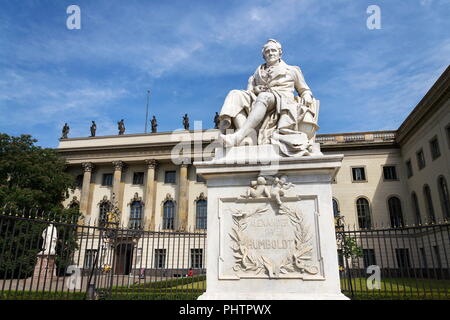 Alexander von Humboldt statua al di fuori dell Università Humboldt di Berlino, Germania Foto Stock