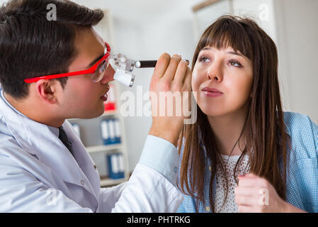 Medico esaminare pazienti occhio in ospedale Foto Stock