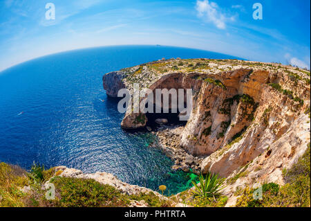 Vista fisheye del Blue Grotto a Malta a primavera Foto Stock