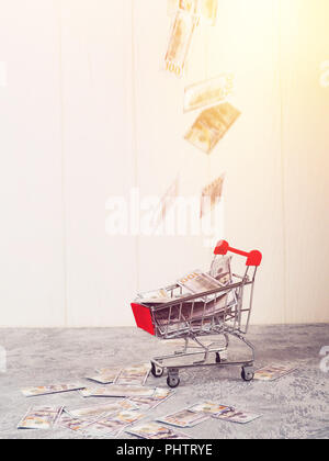 Venerdì nero vendita concetto con carrello pieno di denaro contante, concetto di vendita Foto Stock