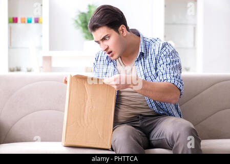 L'uomo riceve il pacco vuoto con il furto di merci Foto Stock