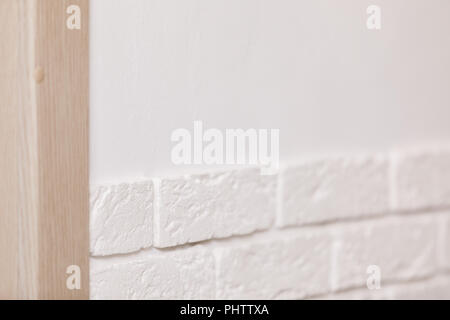Bianco di mattoni decorativi sul muro bianco. Foto Stock