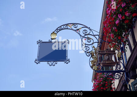 Segno appeso in strada Foto Stock