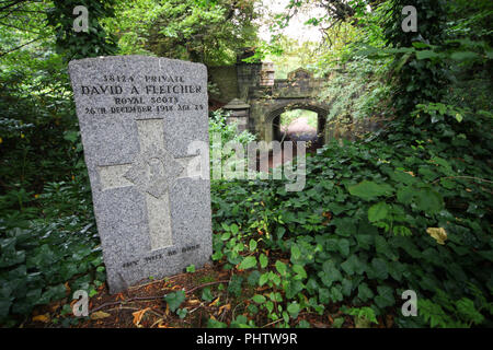 Una lapide di un privato dal Royal Scots ucciso nella Prima guerra mondiale in seduta i motivi di warriston cimitero in Edinburgh Foto Stock