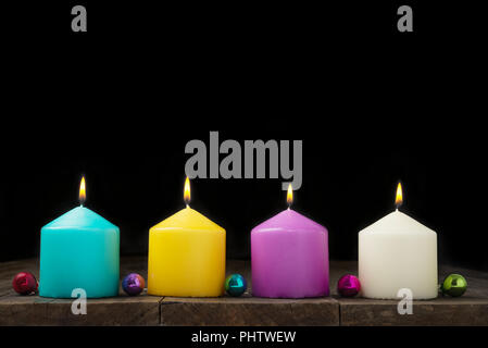 Multicolore di candele accese Foto Stock