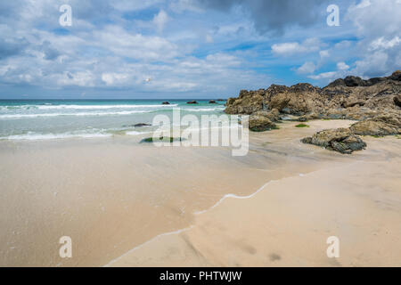 Le onde di marea in avvicinamento alla spiaggia di St Ives Foto Stock