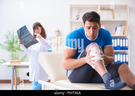 Sports player visitando medico dopo la lesione Foto Stock