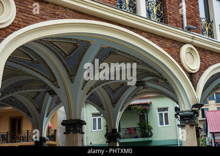 Batumi, Georgia / Luglio 10, 2018: architettura della vecchia Batumi famosa Piazza piazza vicino al porto di Batumi Foto Stock