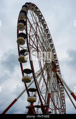 Batumi, Georgia / Luglio 10, 2018: ruota panoramica Ferris nel porto di Batumi è uno dei simbolo della città Foto Stock