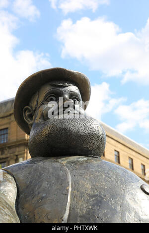 Statua di Desperate Dan, il selvaggio west personaggio del dandy, a Dundee dove ai suoi editori, D.C. Thomson sono basati in Scozia, Regno Unito Foto Stock