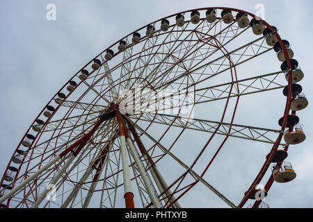 Batumi, Georgia / Luglio 10, 2018: ruota panoramica Ferris nel porto di Batumi è uno dei simbolo della città Foto Stock