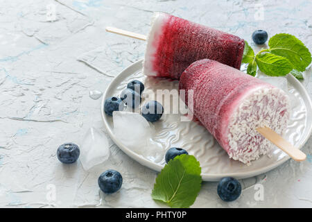 In casa vegan berry popsicles con latte di cocco. Foto Stock