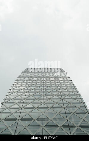Immagine minimalista con architettura formando un ponte verso il cielo. Foto Stock