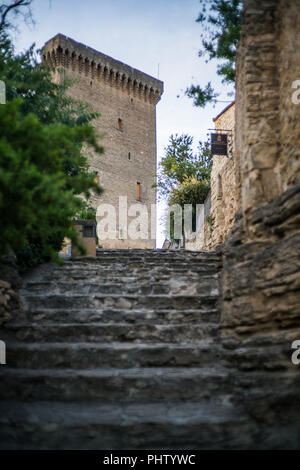 Castel nel Châteauneuf-du-Pape, Provenza, in Francia, in Europa. Foto Stock