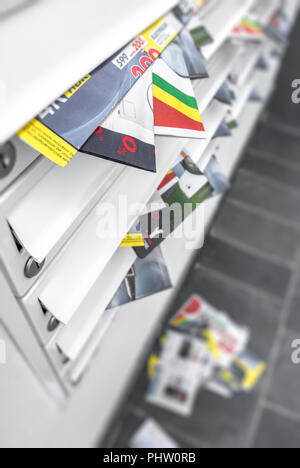 Metallo moderno le caselle di posta, trabocca di volantini Foto Stock