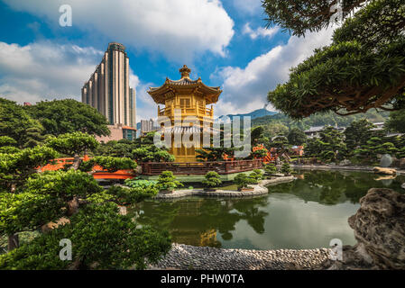 Il padiglione dorato in Giardino Nan Lian, Hong Kong. Foto Stock