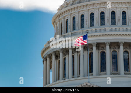 La bandiera americana battenti di fronte al Campidoglio US edificio. Foto Stock