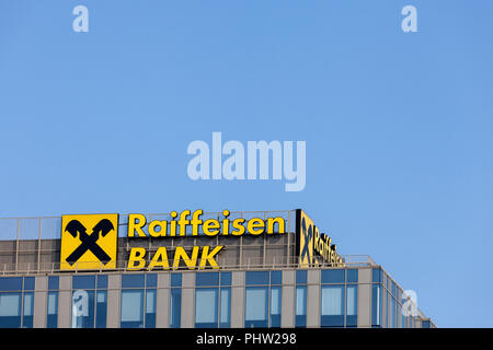 A Belgrado, in Serbia - 1 Settembre 2018: logo Raiffeisen sulla loro sede principale per la Serbia a Belgrado. La Raiffeisen è una banca austriaca, massicciamente investendo Foto Stock