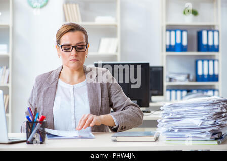 Imprenditrice molto occupato con documenti in corso Foto Stock