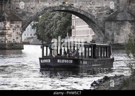 Repubblica Ceca, Praga - 07 Maggio 2015: imbarcazione da diporto con i turisti in barca a vela sul fiume Moldava Foto Stock