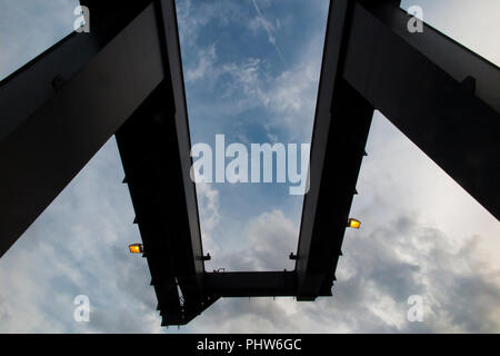 Una gru industriali in un dock lungo gli argini del fiume Tamigi Foto Stock