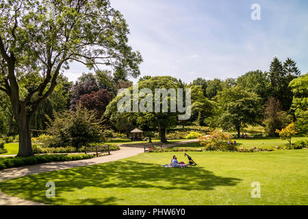 Grande stile inglese parco con ben tenuto prato verde adatta per pic-nic. Foto Stock