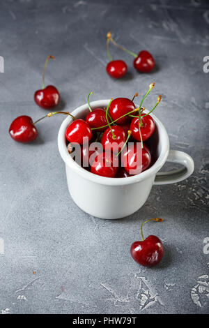 Organico mature Ciliegie dolci in smalto Vintage Mug Foto Stock