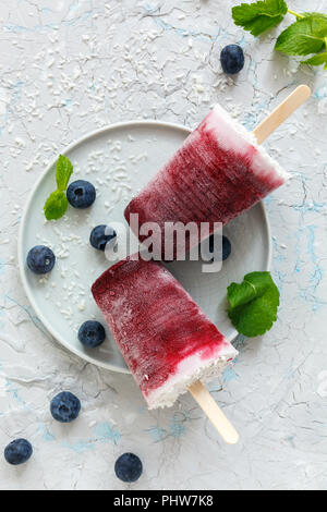 Vegano popsicles berry con latte di cocco sulla piastra. Foto Stock