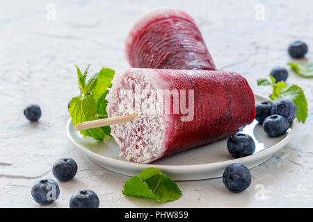 In casa vegan berry popsicles con latte di cocco. Foto Stock