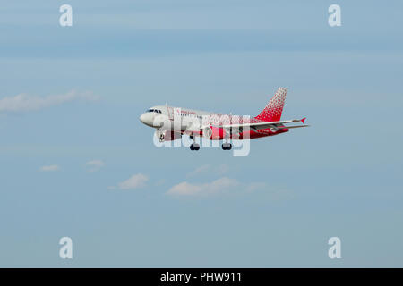 SAINT PETERSBURG, Russia - 09 Aprile 2017: battenti Airbus A319-111 (VQ-BAT) "compagnia aerea Rossiya - Russian Airlines". Nome aereo "Novokuznetsk". Il Foto Stock