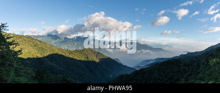 Vista panoramica delle montagne al Dasyueshan National Forest Recreation Area. Taiwan, Cina. Foto Stock