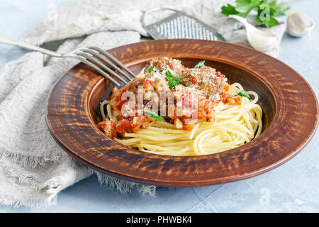 Pasta con le polpette di carne in salsa di pomodoro. Foto Stock