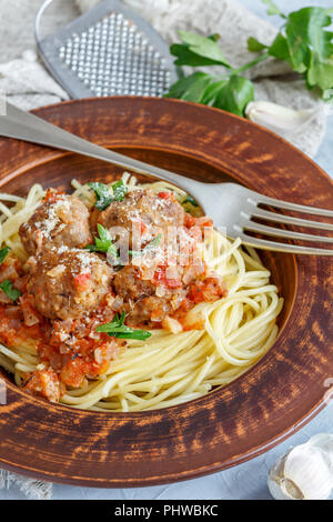 Le polpette di carne in salsa di pomodoro e spaghetti. Foto Stock