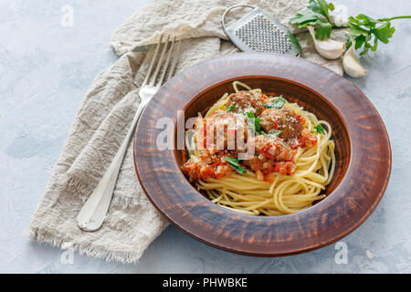 Piastra con spaghetti e polpette di carne in salsa di pomodoro. Foto Stock