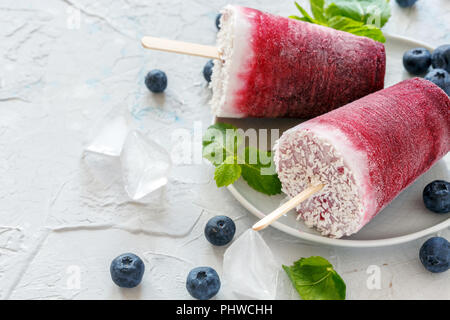 Piastra del vegan berry popsicles con latte di cocco. Foto Stock