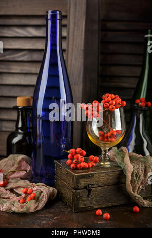 Natura morta con frutti di sorbo Foto Stock