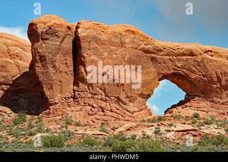 Skyline Arch - un rosso-roccia arenaria naturale formazione di arco, situato nello scenico sud-est stato dello Utah, Stati Uniti, presso il Parco Nazionale di Arches. Foto Stock