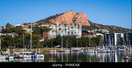 TOWNSVILLE, Australia - 10 giugno 2018: Vedute vista di Townsville harbour con la Collina del Castello in background. Foto Stock