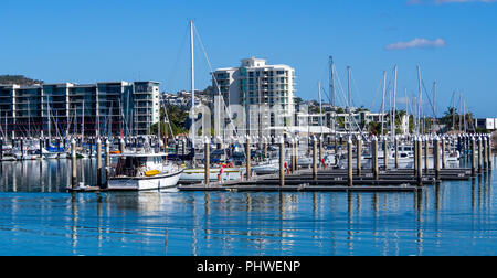 TOWNSVILLE, Australia - 10 giugno 2018: Vedute vista di Townsville marina con appartamenti di lusso in background. Foto Stock