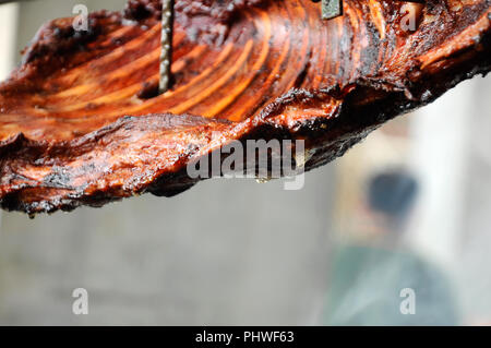 Le materie carne di agnello è stata miscelata con varie spezie e cotto alla griglia utilizzando i metodi tradizionali. Carbone è usato per sollevare l'aroma delle spezie utilizzati. Foto Stock