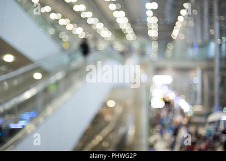 Cocept persone sulla scala mobile all'aeroporto in background blured Foto Stock