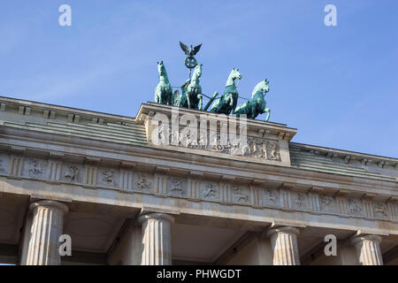 Un dettaglio della Porta di Brandeburgo a Berlino Foto Stock