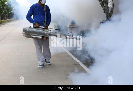 L uomo non identificato di appannamento mosquito per impedire di febbre dengue Foto Stock